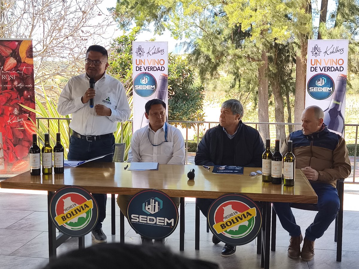 EnvasesB's tweet image. Durante esta jornada se llevó a cabo el acto de firma de acuerdo comercial con entre el #SEDEM, con la Empresa “Bodegas y Viñedos la Cabaña S.R.L”, para que #ENVIBOL garantice la previsión de 5,0 millones  de botellas con el “Sello Hecho en Bolivia” 🇧🇴 a Vinos Kohlberg .