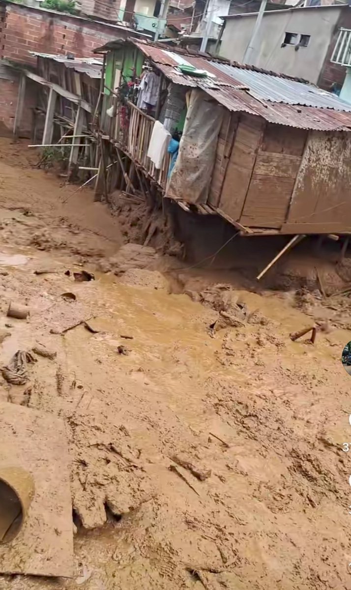 Acá esperando en Santo Domingo Sabio, a que lleguen los Uribistas con su grupo de oración a pedir por las 13 personas fallecidas de estrato uno.