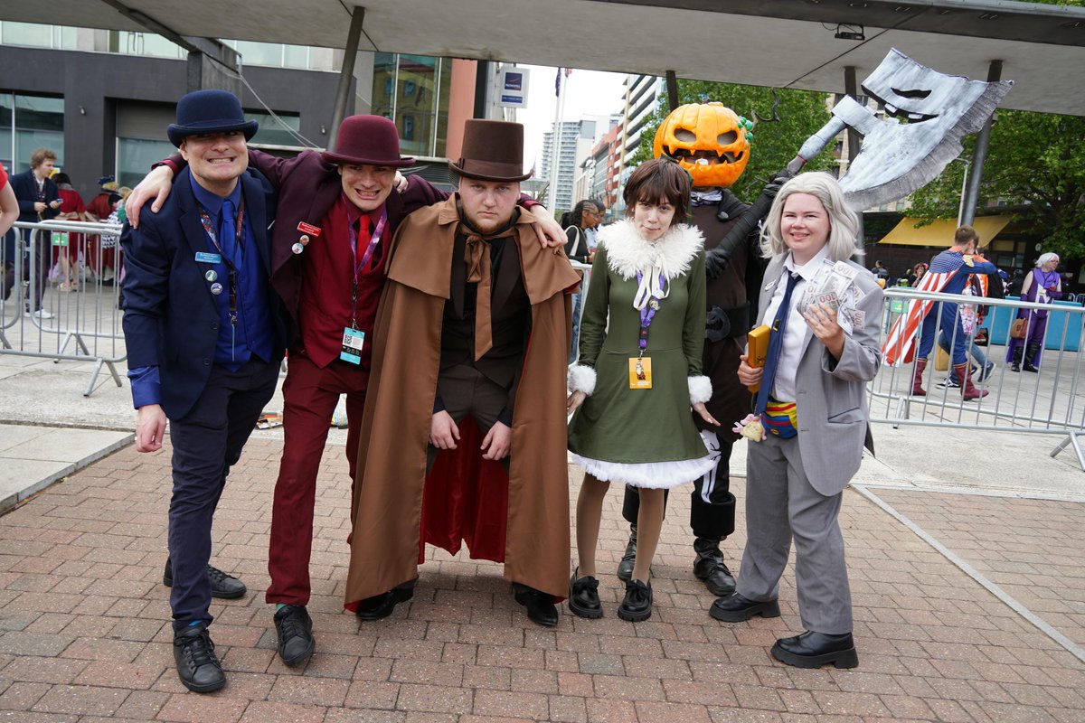 ValveCon's tweet image. A massive shout out to all our wonderful NPC's from Saturday's meet at London MCM!
We even managed to get a full Mann family reunion 😉
#tf2 #teamfortress