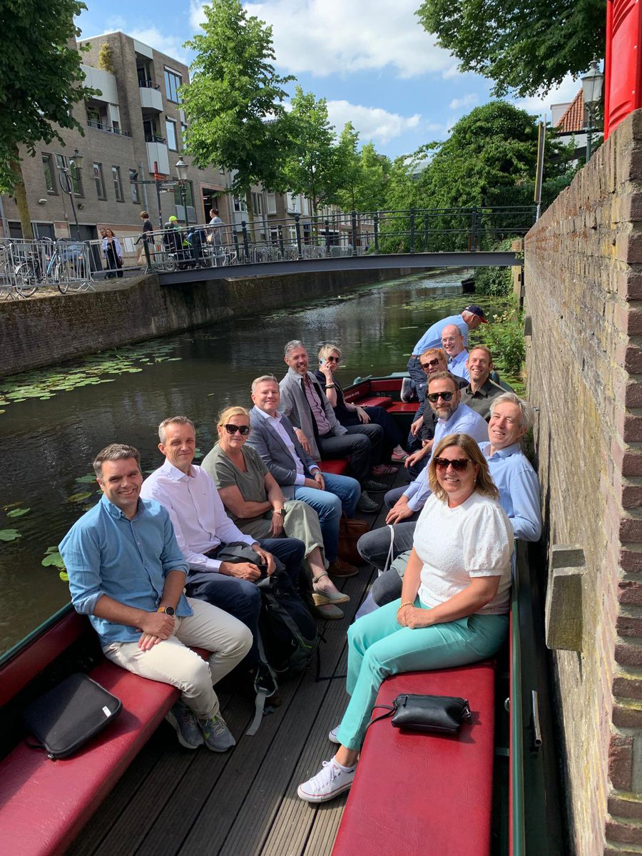 Vandaag weer een fijn samenzijn met de griffiers van de grote steden in het mooie Amersfoort over AI en de raad &amp; een vaartochtje 🧠😎