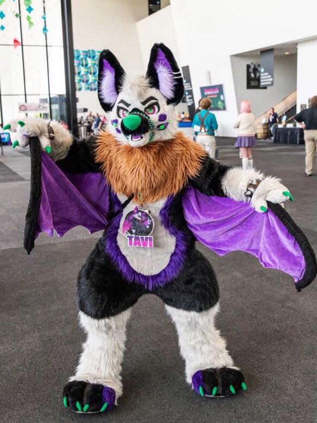 ‼️A bat blocks your path! What do you do? 
#omgcon #omgcon2025 #fursuitfriday #tavithefruitbat #furry #fursuit #furryfandom
