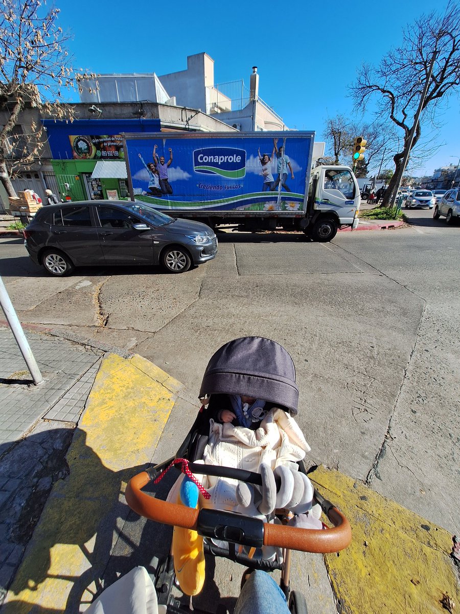 yo_para_mi's tweet photo. @imtransito @Conaprole por donde paso?
Pongo en riesgo a mi bebé?
Cuando empezamos a controlar la obstrucción de las bajadas? https://t.co/eshMnsndvB