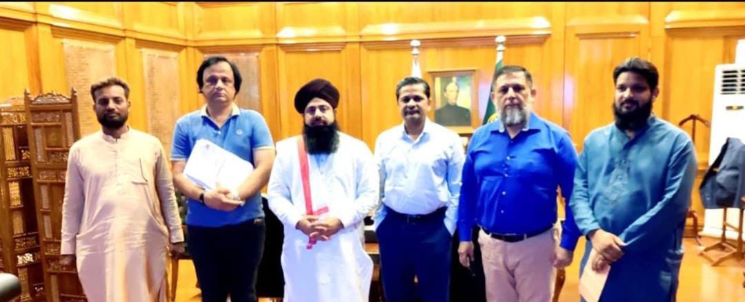 ٹی ایل پی کی کوششیں رنگ لے آئیں — رکشہ یونین کی بھوک ہڑتال ختم، کمشنر کراچی کا مسائل حل کرنے کا وعدہ‼️

کراچی (رپورٹ) —
ٹی ایل پی کراچی کے امیر مفتی قاسم فخری  اور عارف سلطان پور والا رابطہ سیکرٹری ٹی ایل پی کراچی نے  رکشہ یونین کے صدر عمران بھائی اور دیگر نمائندگان کے ہمراہ