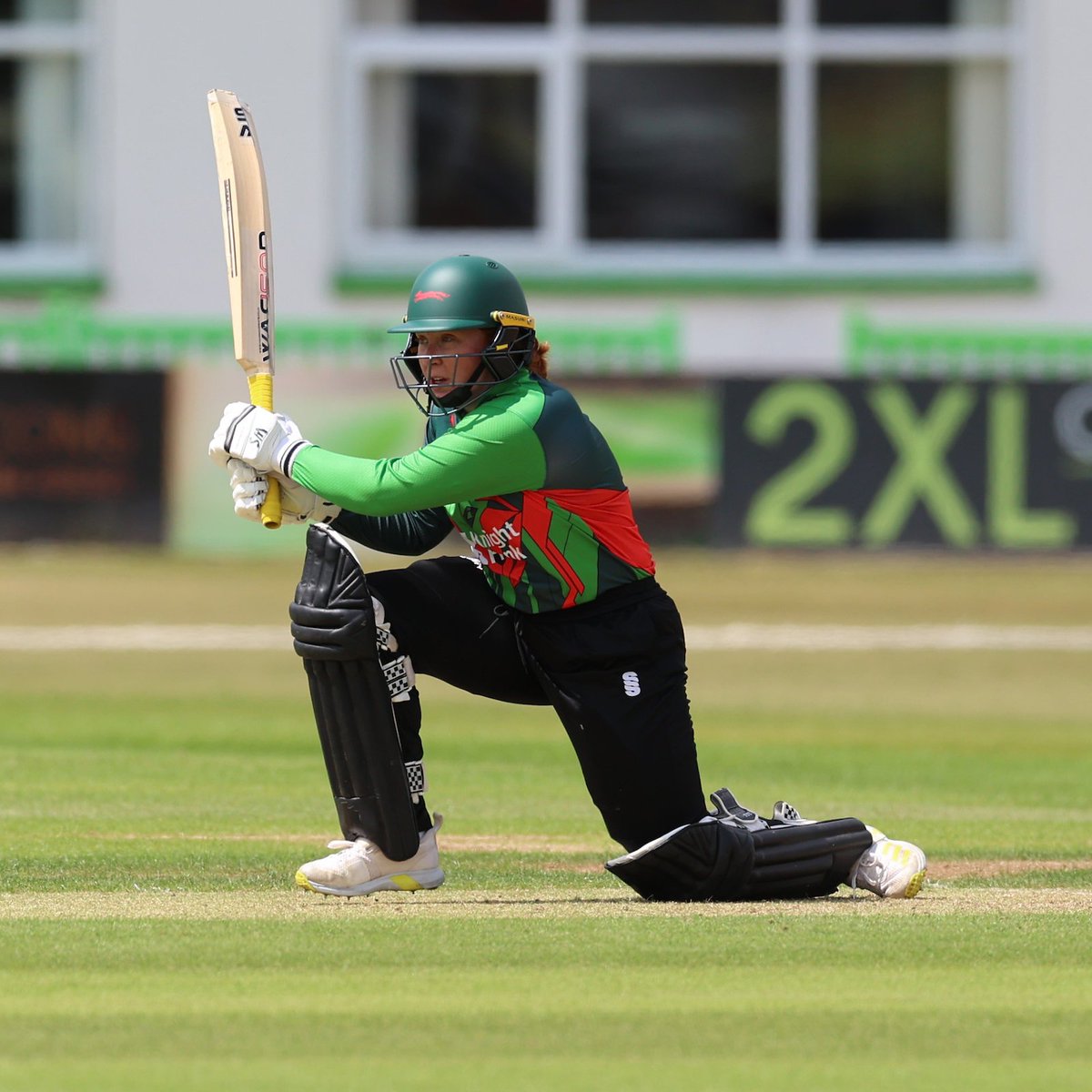 𝗦𝗰𝗮𝗿𝗹𝗲𝘁𝘁'𝘀 𝘀𝗵𝗶𝗻𝗶𝗻𝗴. ✨

Hughes (16*) smashes the final ball of Marriott's second over away to the mid-wicket ropes to pick up her third boundary. 💪

LEI 22/1 (4)

#Foxes🦊