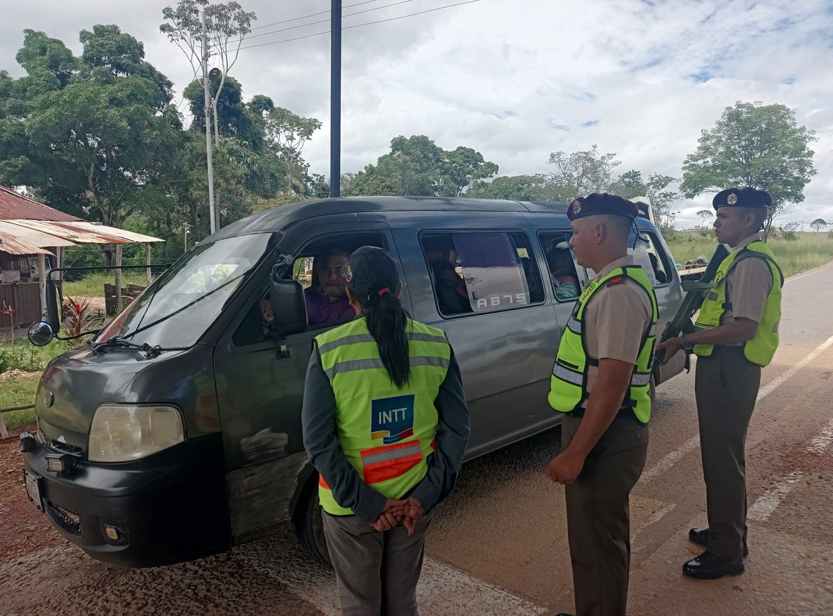 InttStaelena3ge's tweet photo. Trabajadores del INTT, Santa Elena de Uairén junto al Ministerio Público, GNB, CPNB, realizaron charla de educación vial, como parte de la campaña "Conduce Por La Vida" https://t.co/DJMo1loCw5