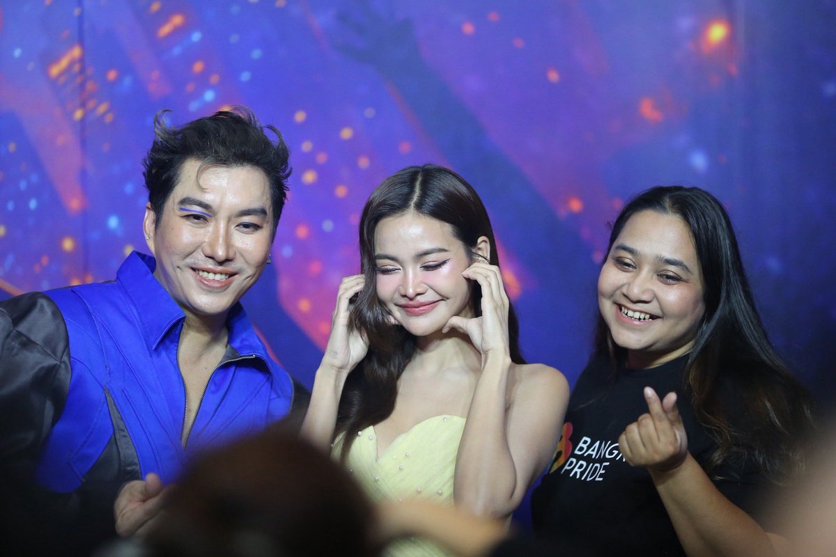ชีเสิร์ฟไฟลุก!! "อิงฟ้า วราหะ" จัดเต็มโชว์เวที "Bangkok Pride Party 2025 : Born This Way" ส่งท้าย Pride Month อลังการสมเป็นตัวแม่ LGBTQIAN+
“นฤมิตไพรด์” เนรมิตค่ำคืนอิสระ เต็มไปด้วยความรัก ความหลากหลายได้ลงตัว

อ่านต่อ : facebook.com/share/16hCTKcA…