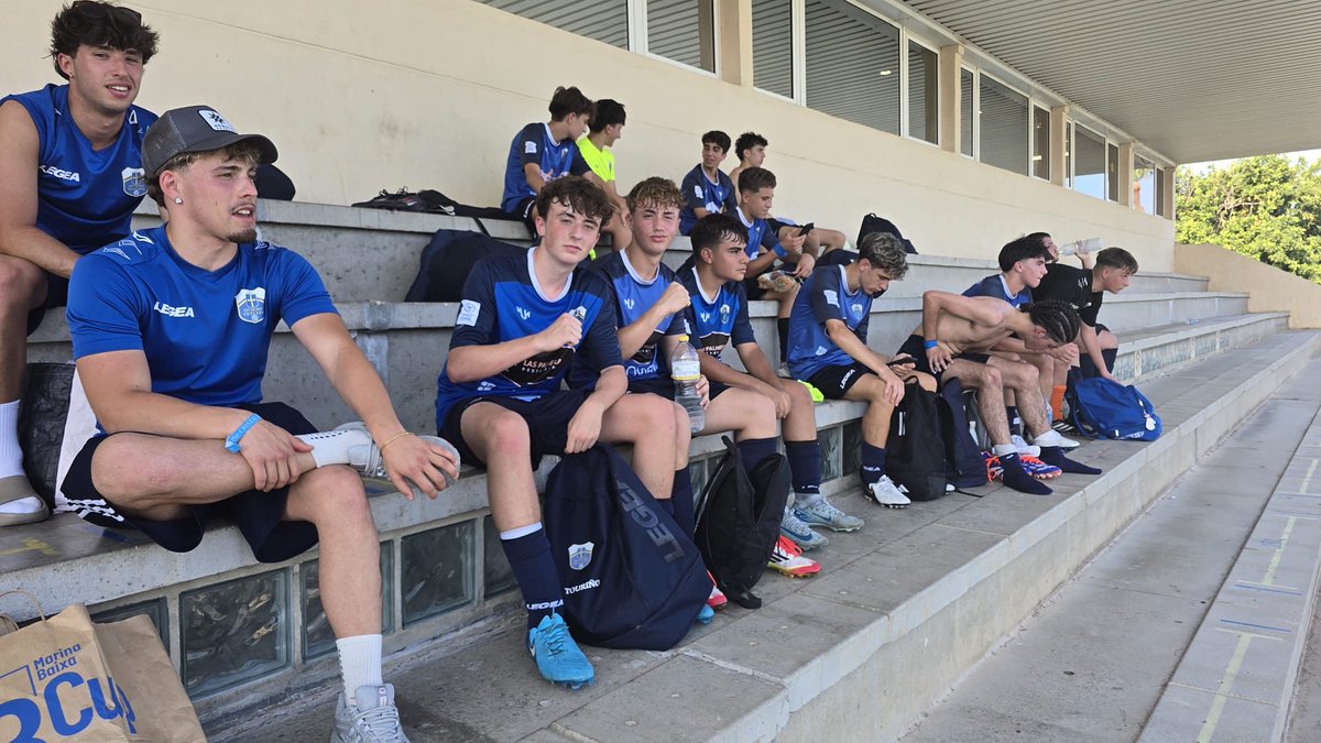 No solo es jugar, es acompañar al compañero y disfrutar del fútbol. Aquí los chicos del #EFOVjuvenil y #EFOVcadete, descansando en las gradas mientras ven a sus compañeros #MarinaBaixa #TorneoDeBenidorm #EFOVtemporada2425 #PasiónAzul
