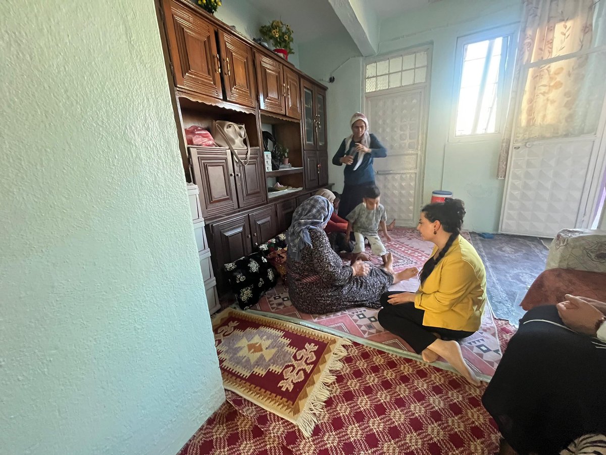 akkadnKarakopru's tweet photo. AK Parti Karaköprü İlçe Kadın Kolları Olarak, Milletimizle Her Zaman İç İçe, Gönül Gönüle Olmayı Kendimize İlke Edindik. 💡🇹🇷Gönül bağı kurmak için hane ziyaretleri gerçekleştirdik.

‘’Samimi bir sohbet; bizim için bir görev değil, bir gönül meselesidir’’ 

#KalbimizKaraköprü https://t.co/HVKgznlzIy