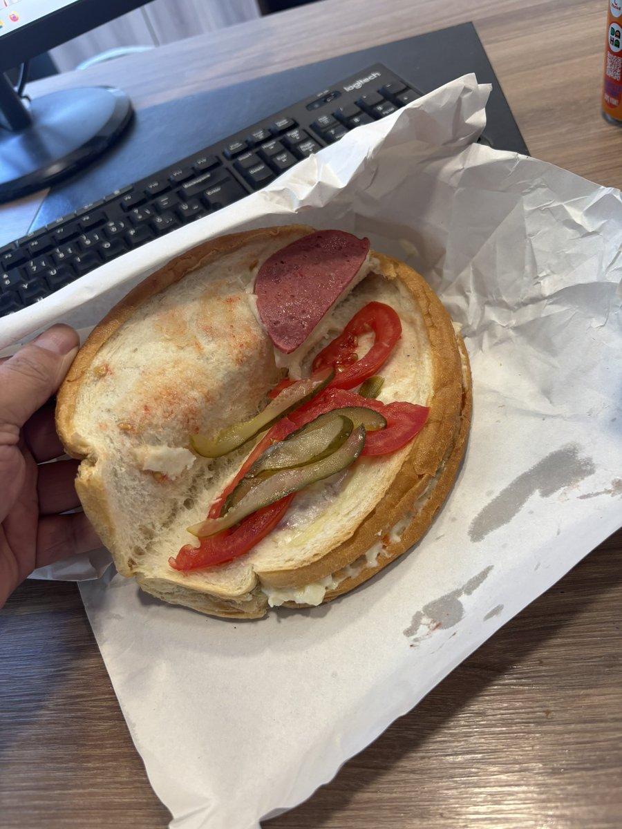 Bolbi Kumru adlı mekanda Ayvalık Tostu olduğu iddia edilen şey 300 TL.