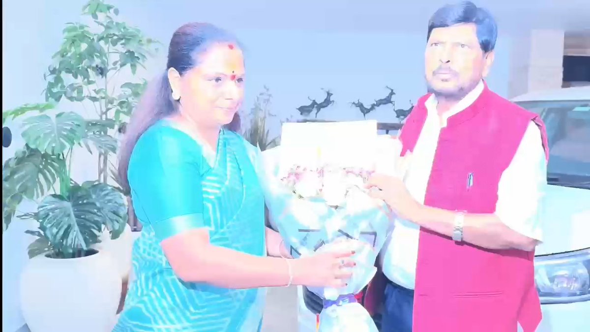 PadigePrashanth's tweet photo. @RaoKavitha
బీసీ బిల్లుల ఆమోదానికి చొరువ తీసుకోండి 

కేంద్ర మంత్రి రాందాస్ అథవాలేకు తెలంగాణ జాగృతి అధ్యక్షురాలు, ఎమ్మెల్సీ కల్వకుంట్ల కవిత గారు వినతి

ఎమ్మెల్సీ కవితతో భేటీ అయిన కేంద్ర సామాజిక న్యాయ శాఖ సహాయ మంత్రి అథవాలే. https://t.co/vYpuMaKsKB
