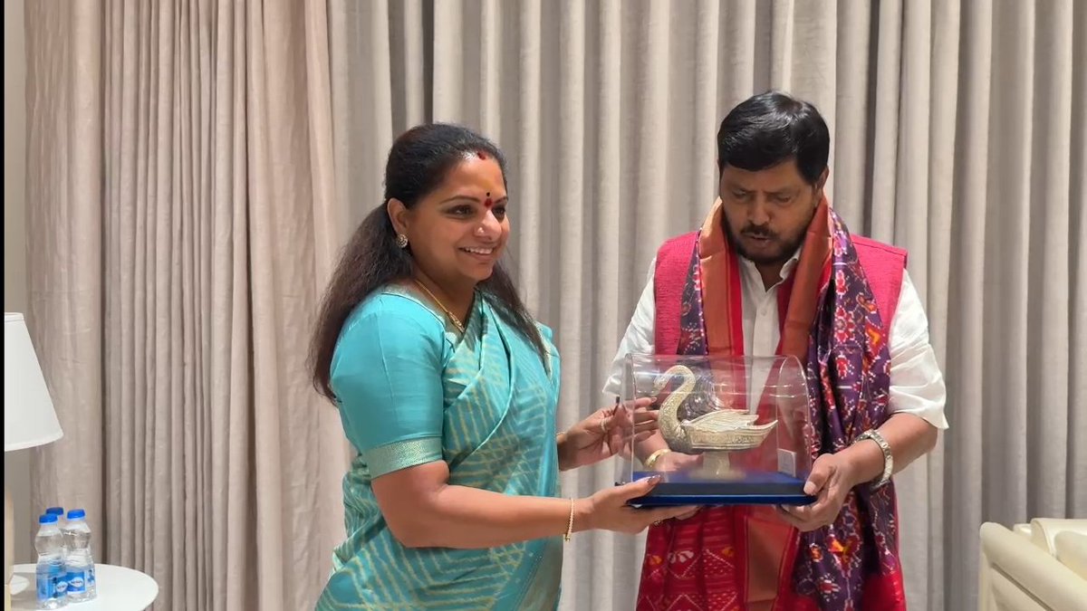 PadigePrashanth's tweet photo. @RaoKavitha
బీసీ బిల్లుల ఆమోదానికి చొరువ తీసుకోండి 

కేంద్ర మంత్రి రాందాస్ అథవాలేకు తెలంగాణ జాగృతి అధ్యక్షురాలు, ఎమ్మెల్సీ కల్వకుంట్ల కవిత గారు వినతి

ఎమ్మెల్సీ కవితతో భేటీ అయిన కేంద్ర సామాజిక న్యాయ శాఖ సహాయ మంత్రి అథవాలే. https://t.co/vYpuMaKsKB