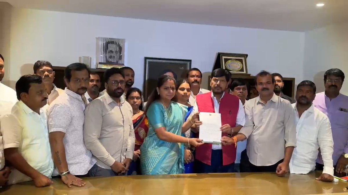 PadigePrashanth's tweet photo. @RaoKavitha
బీసీ బిల్లుల ఆమోదానికి చొరువ తీసుకోండి 

కేంద్ర మంత్రి రాందాస్ అథవాలేకు తెలంగాణ జాగృతి అధ్యక్షురాలు, ఎమ్మెల్సీ కల్వకుంట్ల కవిత గారు వినతి

ఎమ్మెల్సీ కవితతో భేటీ అయిన కేంద్ర సామాజిక న్యాయ శాఖ సహాయ మంత్రి అథవాలే. https://t.co/vYpuMaKsKB