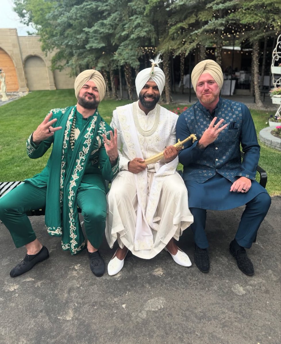 RolsoG's tweet photo. Drew McIntyre y Heath Slater no se han querido perder la boda de Jinder Mahal.

Reunión de 3MB. https://t.co/GdaLpv2fWQ