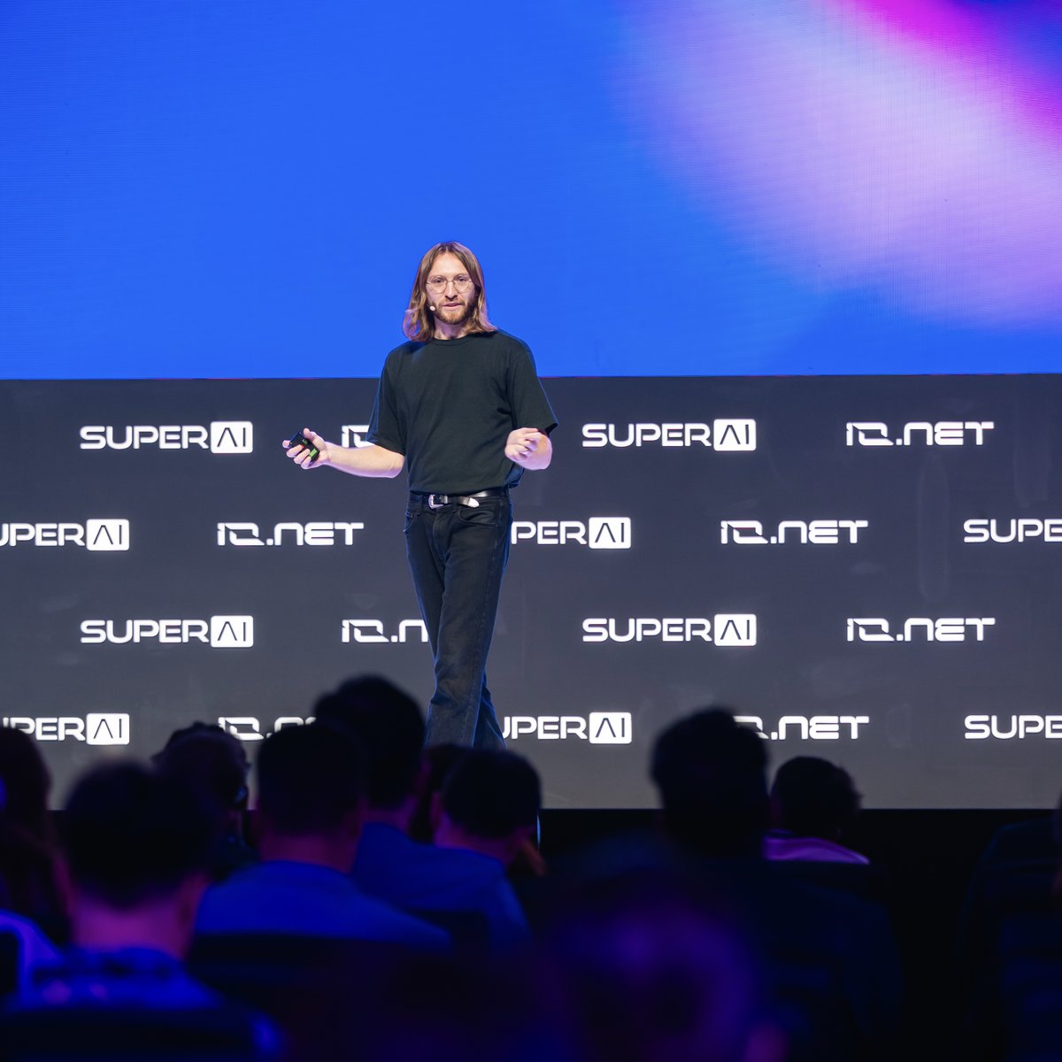 thewebAI's tweet image. 30 days, 4 cities, 3 countries— the webAI team has been on the move.
Here’s our CEO, @davidpstout, at @superai_conf talking about why everyone’s chasing the wrong AI metrics.
NYC, DC, London, Singapore— doesn’t matter where we go, enterprises want control over their data and AI…