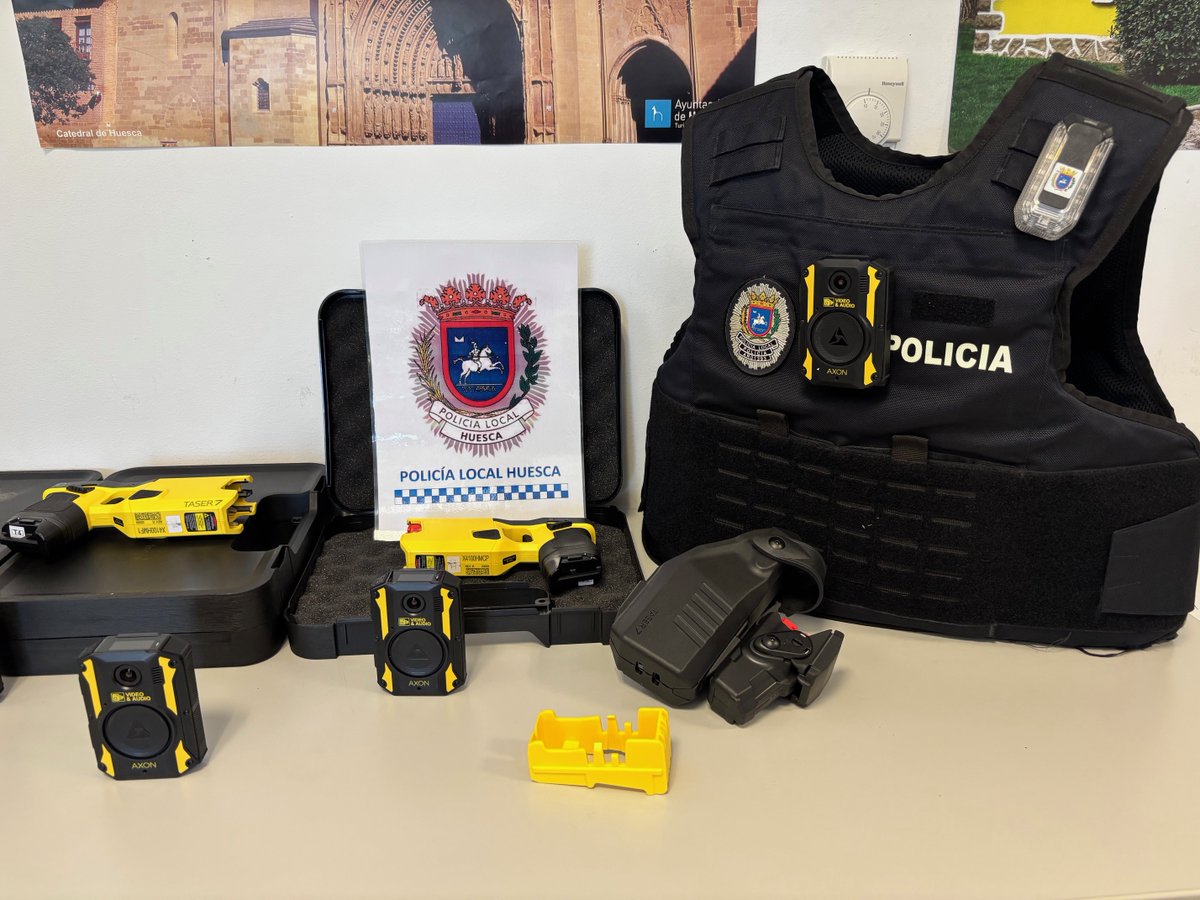Ayuntamiento de Huesca (@aytohuesca) on Twitter photo 👮♂️ La <a href="/PLHuesca/">Policia Local Huesca</a> cuenta ya con dispositivos electrónicos de control y cámaras personales de grabación
🎦Los nuevos equipos moderan el uso de la fuerza legal e incrementan la seguridad de implicados, agentes y terceras personas
Más info: huesca.es/w/la-policia-l… 👮♂️ La <a href="/PLHuesca/">Policia Local Huesca</a> cuenta ya con dispositivos electrónicos de control y cámaras personales de grabación
🎦Los nuevos equipos moderan el uso de la fuerza legal e incrementan la seguridad de implicados, agentes y terceras personas
Más info: huesca.es/w/la-policia-l…
