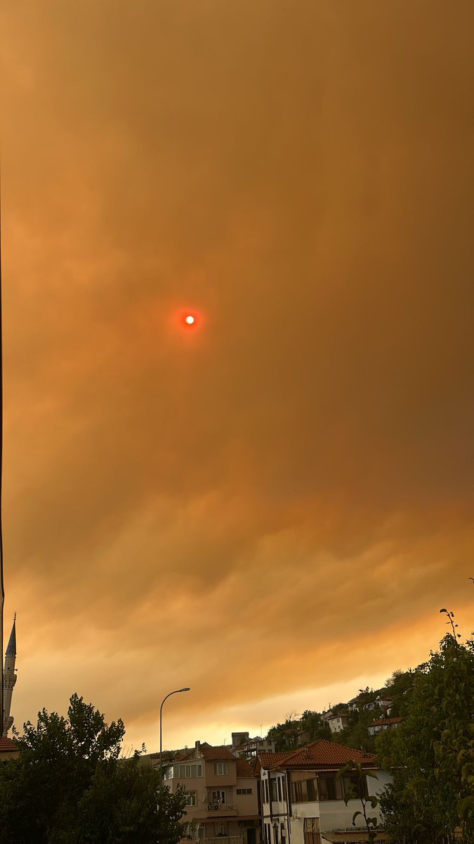 Bilecik/ Gölpazarı Yangın köylere sıçramaya devam ediyor, İtfaiye ormanlık alanlara giremiyor
Helikopter yetersiz
ACİL YARDIM ‼️ 
<a href="/AFADBaskanlik/">AFAD</a> <a href="/bilecikvaliligi/">BİLECİK VALİLİĞİ</a> <a href="/OGMgovtr/">Orman Genel Müdürlüğü</a> <a href="/golpazaribld/">Gölpazarı Belediyesi</a> <a href="/TC_icisleri/">T.C. İçişleri Bakanlığı</a> <a href="/SakaryaValiligi/">T.C. Sakarya Valiliği</a> <a href="/boluvaliligi/">T.C. Bolu Valiliği</a> <a href="/eskisehirbb/">Eskişehir Büyükşehir Belediyesi</a> <a href="/melekmsubasi/">Melek Mızrak Subaşı</a>