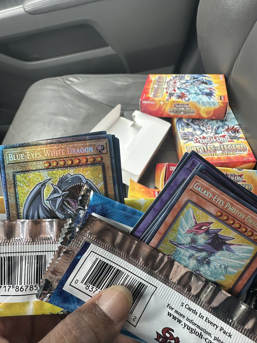 calebt40's tweet photo. 80 dollars and look what I pull in my first two packs #battleoflegend #YuGiOhMasterDuel #yugioh #tcg #starlightrear #anime https://t.co/hXVRFXLOJg