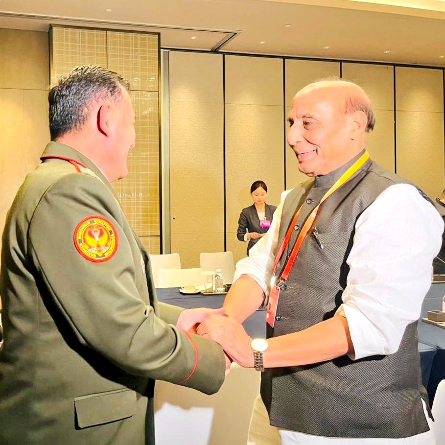 prodefkohima's tweet photo. Raksha Mantri Shri @rajnathsingh met the #DefenceMinisters of #Tajikistan & #Kazakhstan on the sidelines of #SCO in Qingdao, #China. Discussions focused on defence ties, technical collaboration, training, and #India’s strides in #AtmanirbharBharat. He also briefed them on the #PahalgamTerrorAttack & #OperationSindoor.
Read more: https://t.co/LI2rzX4QFC…
@IndEmbDushanbe