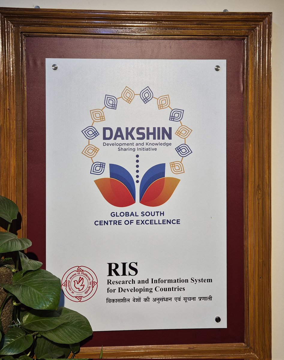 No better place to discuss South - South cooperation and BRICS in 🇮🇳India than the DAKSHIN (Development and Knowledge Sharing Initiative), a part of the RIS (Research and Information System for Developing Countries).

With Prof. Sachin Chaturvedi and Prof. Gulshan Sachdeva