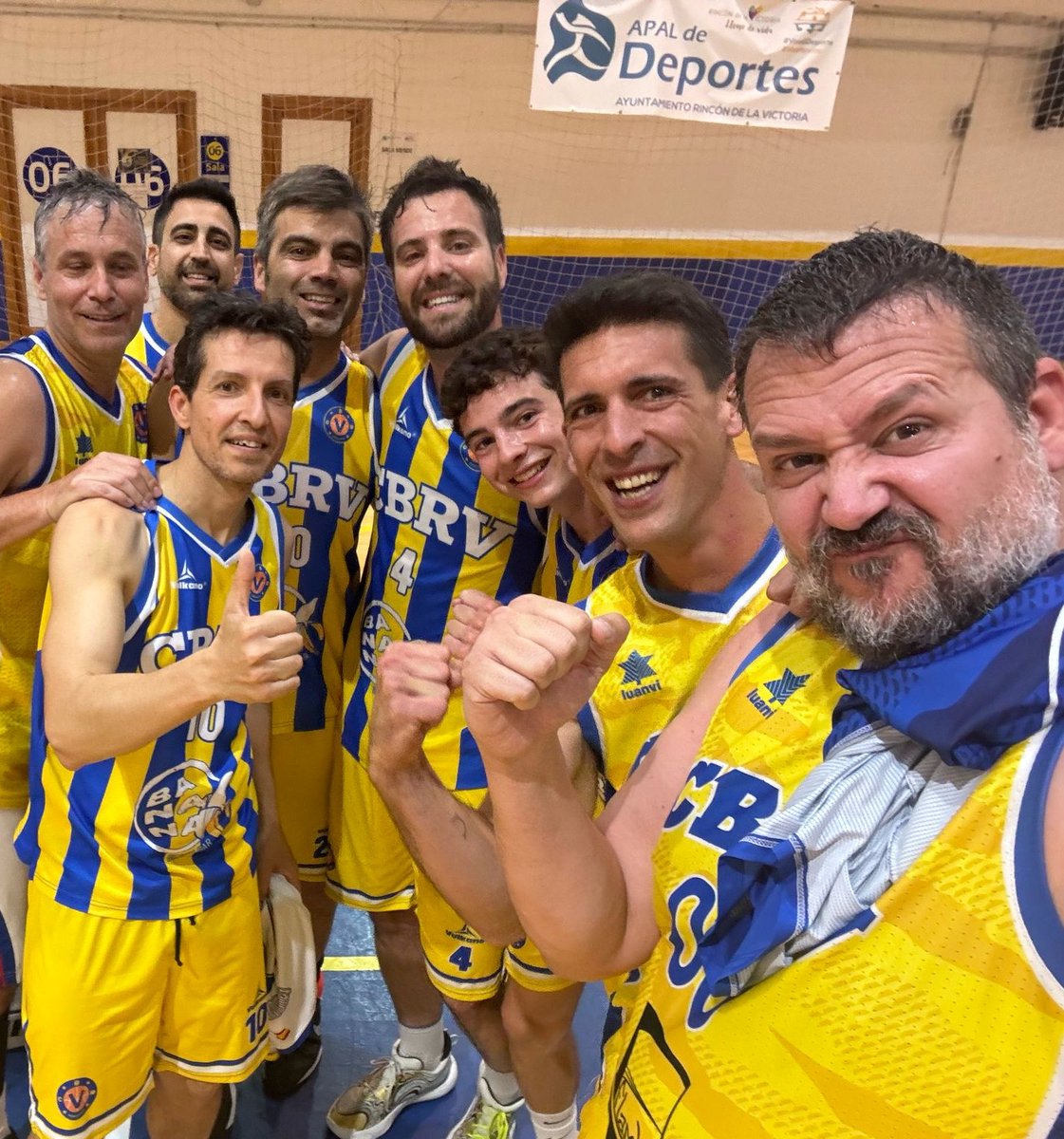 💛💙Hoy lanzamos nuestra campaña especial para dar las 🅶🆁🅰🅲🅸🅰🆂 a todos y cada uno de los patrocinadores de nuestros equipos.

Hoy os nombramos a @banana.beachbar y a su equipo +35Masculino.

Seguiremos agradeciendo vuestra ayuda en los próximos días.

#PatrocinadoresCBRV