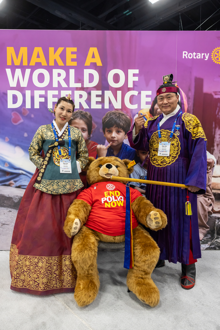 gatesfoundation's tweet image. We are continuing our 2:1 match with @Rotary to mobilize up to $450M over the next 3 years, tripling the impact of every dollar donated. Together, we can protect children everywhere and finish the fight to #EndPolio.
bit.ly/4nGqh5J