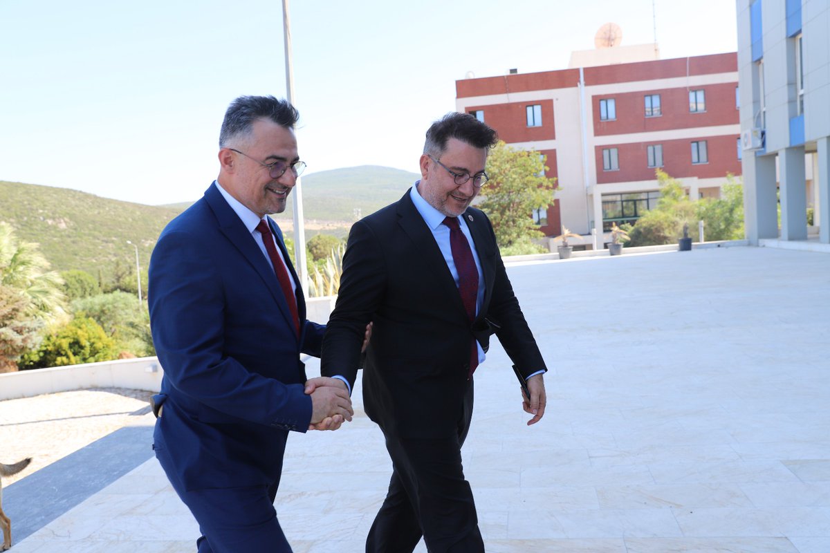 İzmir Yüksek Teknoloji Enstitüsü Rektörü Sayın Prof. Dr. Yusuf Baran’ı makamında ziyaret ettim.

Üniversitelerimiz arasında yürütülebilecek iş birlikleri üzerine oldukça verimli bir görüşme gerçekleştirdik.

Nazik ev sahipliği ve samimi misafirperverliği için Sayın Hocamız
