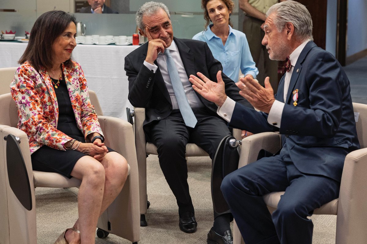 Robles ha recibido a médicos del Hospital Sant Joan de Déu, a los que se ha condecorado en el Gómez Ulla, en agradecimiento por la colaboración entre la sanidad civil y militar.
“Como nuestros militares, trabajan por los demás, intentando hacer de este mundo un lugar mejor”.