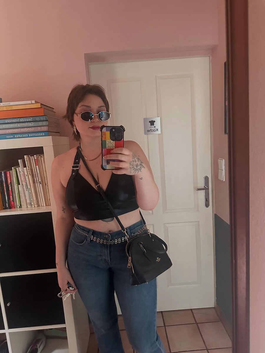 Angela_Defea11's tweet image. yeah, went to Green Day again, but this time I planned an entire European vacation around it🫦(see u again in 5ish days, Vienna)