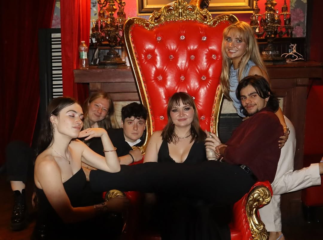 Angela_Defea11's tweet image. yeah, went to Green Day again, but this time I planned an entire European vacation around it🫦(see u again in 5ish days, Vienna)