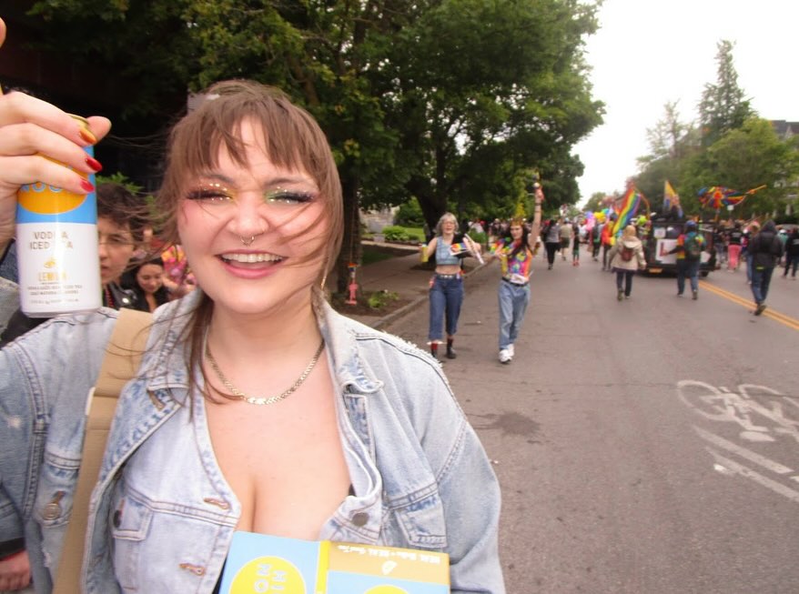 Angela_Defea11's tweet image. I heard she just turned 19 in poland 🫡