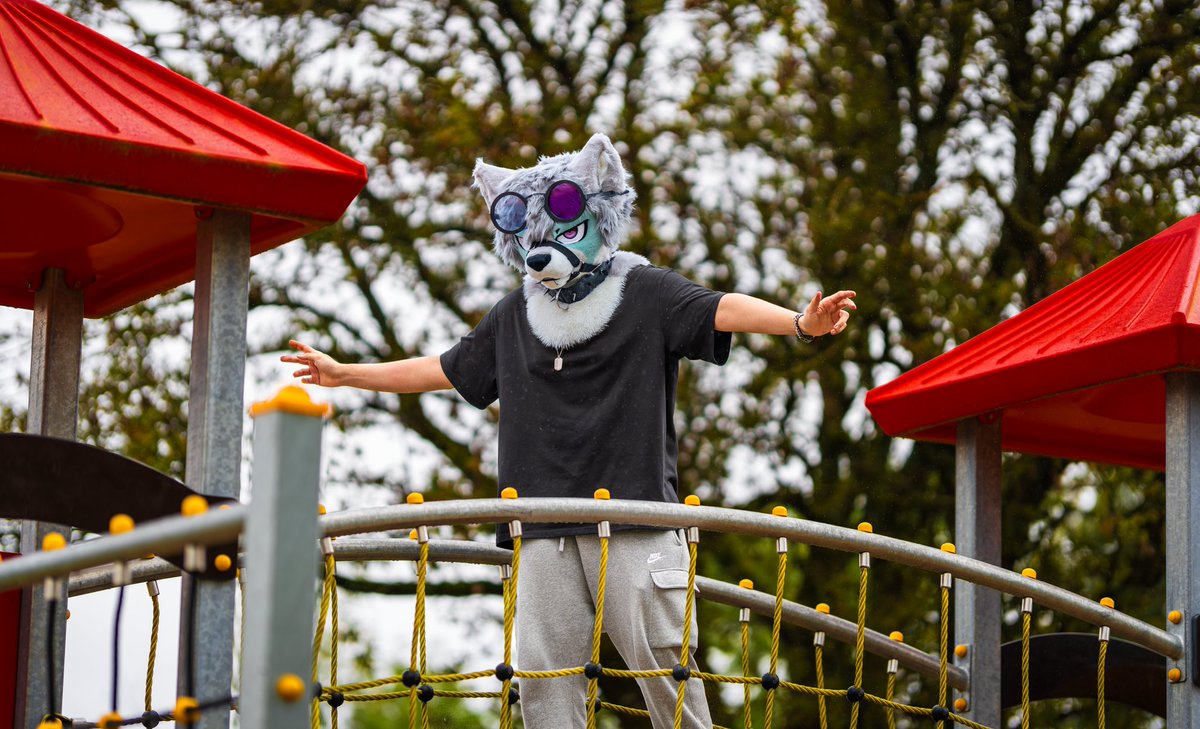 "Crossing the bridge"
Happy #fursuitfriday 

📷 banger <a href="/BlazeShadeWolf/">b l a z e 🦮 🔜MEGAPLEX🩷</a>