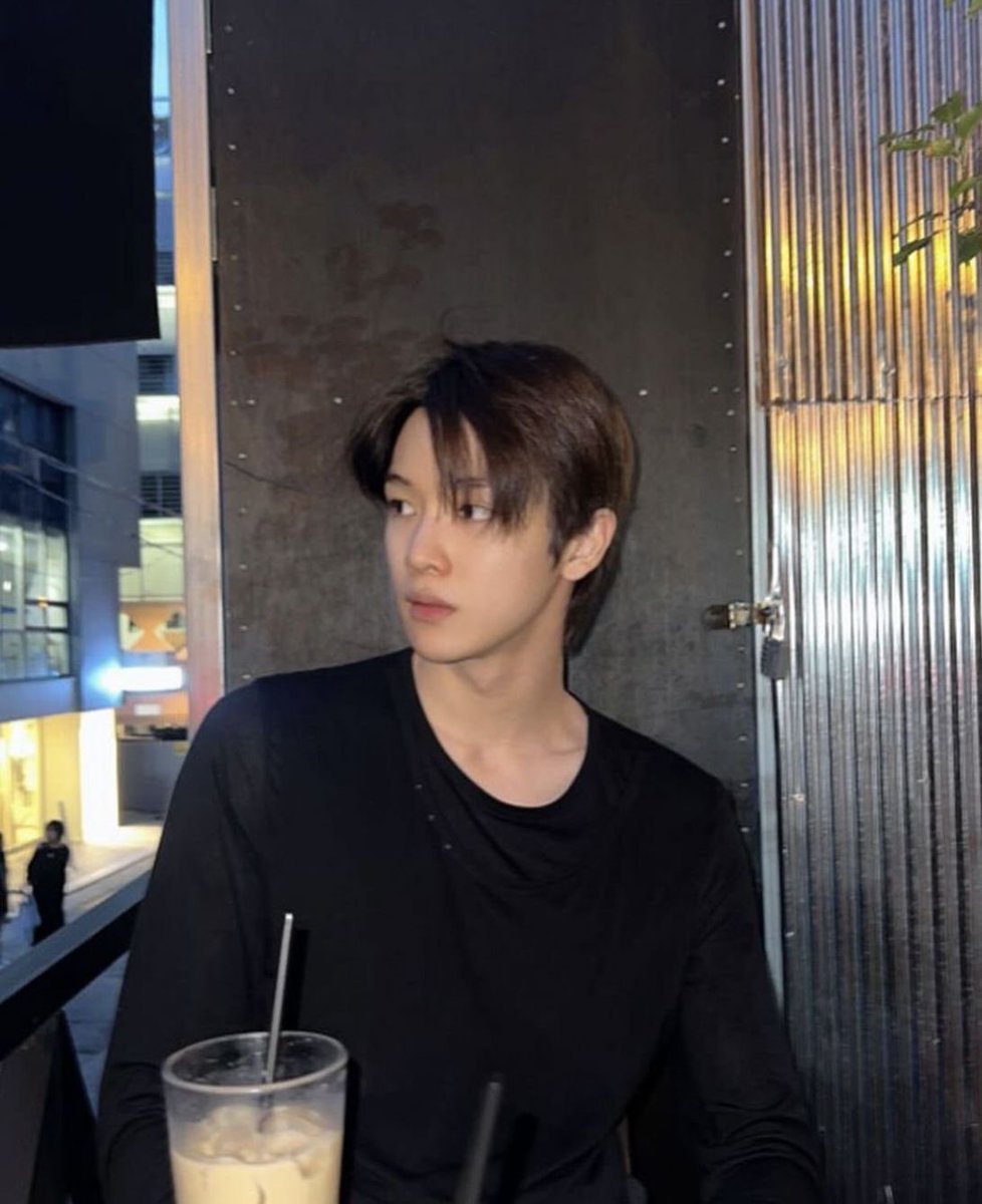 hamongeeee's tweet photo. 서른줄 들어서면
느는 게 눈치랑 겁 뿐이라는 말을

저 보면
얼굴 붉히고
괜히 말이라도 한 번 더 붙여보려고
낑낑대는 스물 하나 보면서 체감하는 거…

#숑사연애 https://t.co/6iwhMjcDp9
