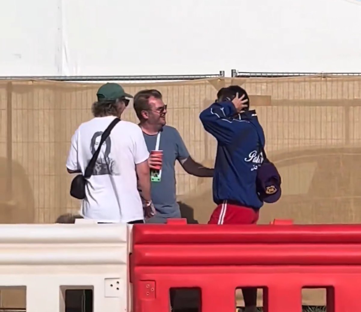 HS4LiveHQ's tweet image. Harry with Rob Stringer and Kid Harpoon at Glastonbury today.