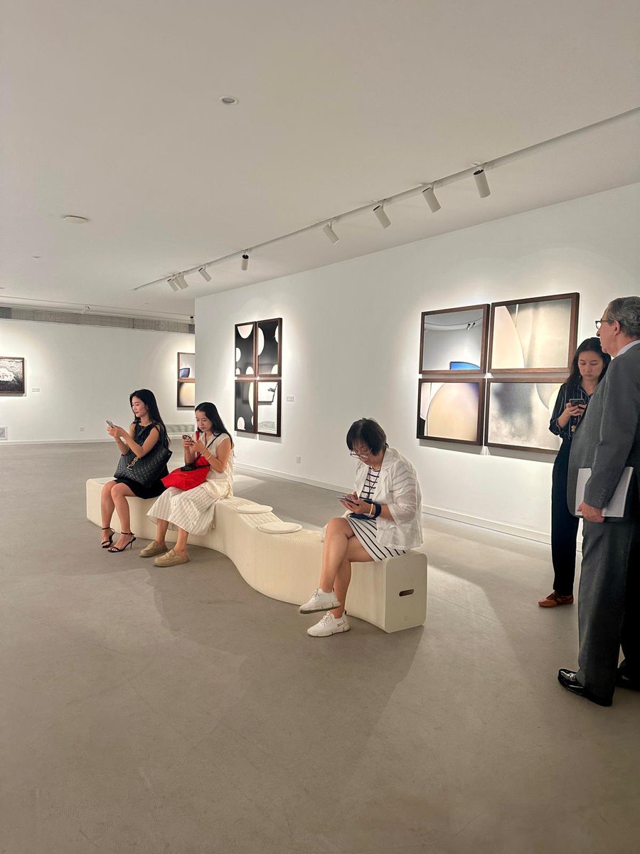 🌊☁️ L'arte contemporaneu asturianu llega a China con fuercia. La muestra "¿De dónde sale ese espacio en mí? De olas, nubes y coraje" abrió les puertes esti mes nel prestixosu Qu Art Museum de Suzhou, ún de los polos culturales emerxentes del país asiáticu