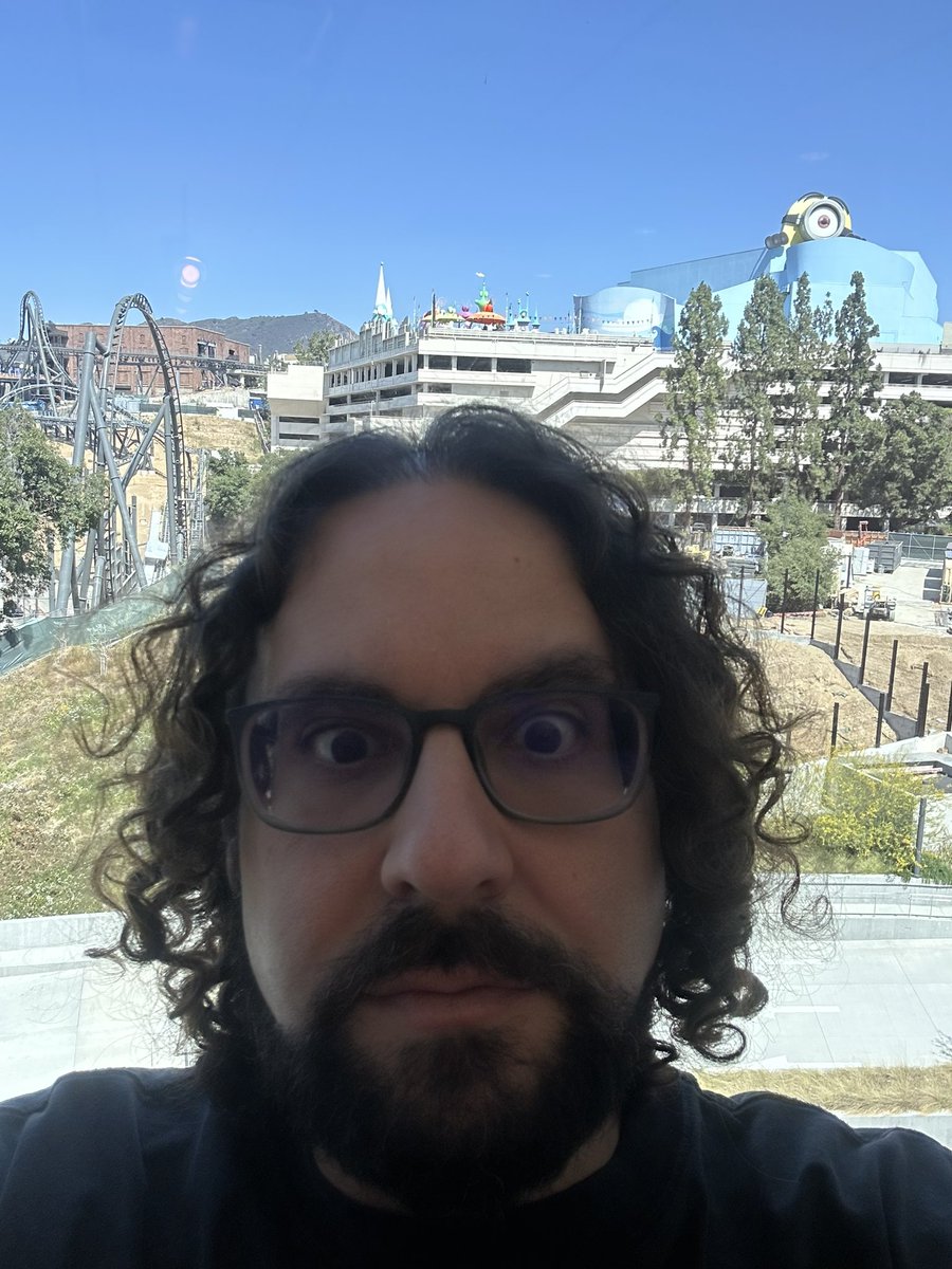 CubanMissileDH's tweet image. He’s behind me, isn’t he?