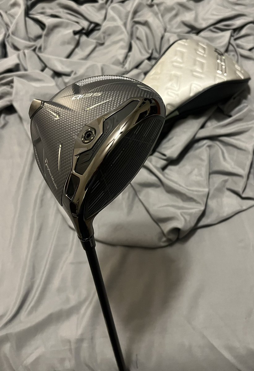 chuck_e_bets's tweet photo. Imagine having a wife or girlfriend who complains when you spend money stupid new clubs. Couldn’t be me (I’m lonely) #whohasasinglesister #foreleft https://t.co/M05hNfBZ5e