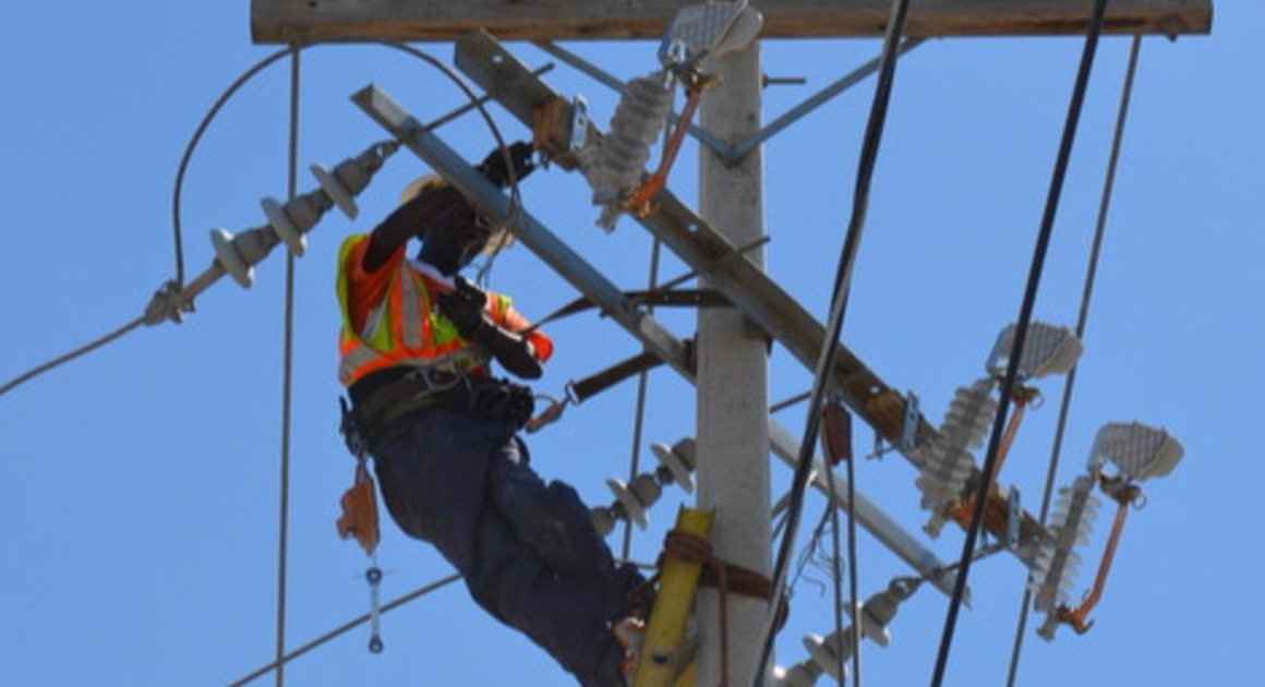 Vers une solution temporaire au blackout qui frappe la région métropolitaine de Port-au-Prince. Environ deux semaines après la fermeture forcée de la centrale électrique de Péligre et le sabotage du réseau par la destruction de pylônes, l’Electricité d’Haïti effectue des