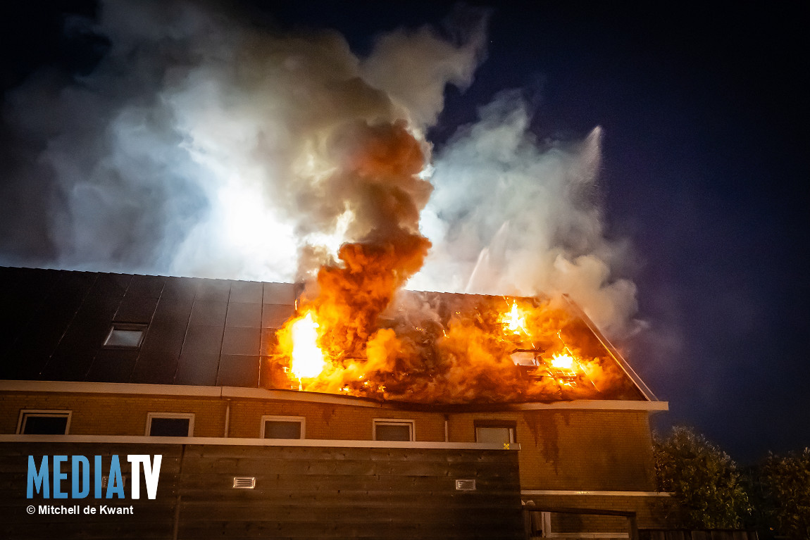 Uitslaande brand in dak van woning in Rotterdam