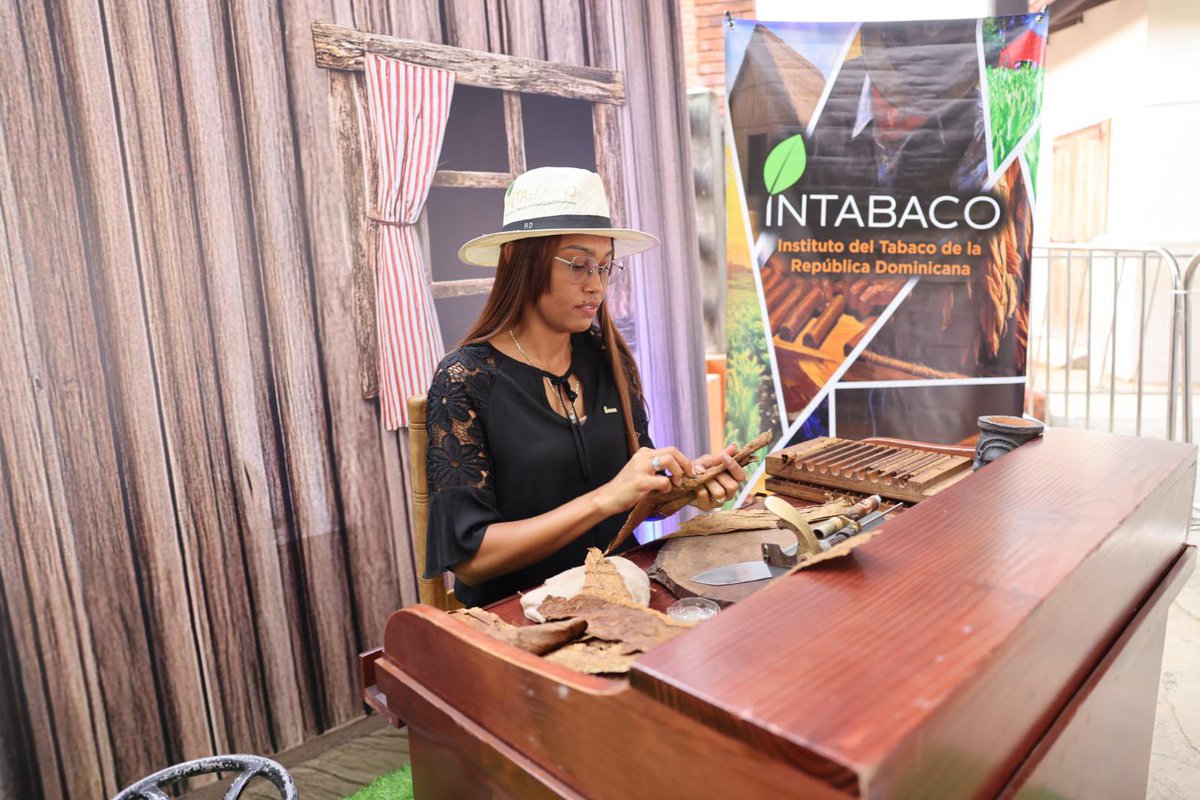 IntabacoGob's tweet photo. #INTABACO dice presente en E’ To’ e’ RD en Bonao 🇩🇴
Un festival donde celebramos lo mejor de nuestra identidad: cultura, sabor, música y tradición.
Desde nuestro stand, mostramos con orgullo el valor del tabaco dominicano. 🍂
#TabacoRD #CosechandoTradición #PresidenciaRD https://t.co/AhxDxh2j6g