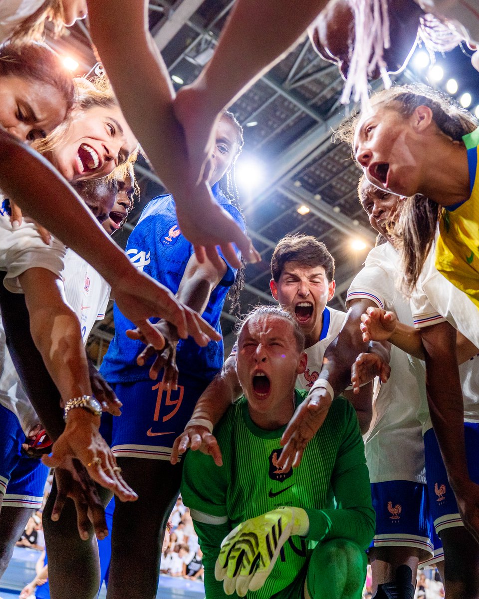 Une victoire arrachée avec le 💙 

#FRABRE #FiersdetreBleues