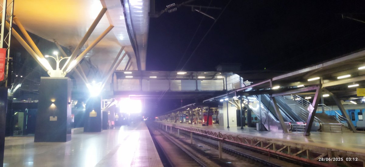 MS_expresses's tweet photo. Impressed by the spotless cleanliness &amp; world-class, airport-like infrastructure at SMVB Bengaluru! Kudos to @RailMinIndia
, @AshwiniVaishnaw
, and @SWRRLY
 for setting a benchmark in railway excellence! #SwachhBharat #SMVTBengaluru
#NammaBengaluru https://t.co/cHfxecCHaD