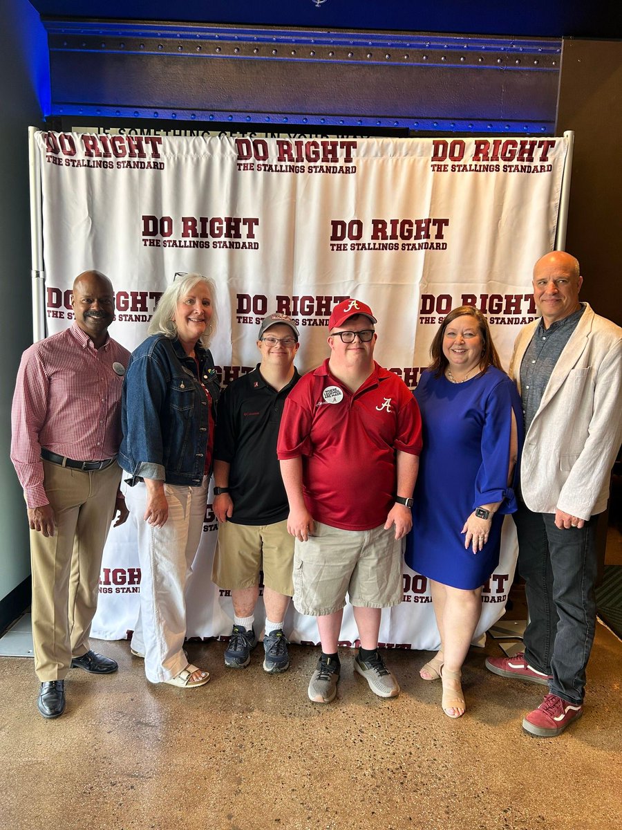 UAAlumniAssoc's tweet image. Shoutout to the Bama in Atlanta alumni chapter for a wonderful event last weekend! Like many UA alumni chapters, they enjoyed a showing of "Do Right: The Stallings Standard," a documentary capturing the legacy of Alabama football coach Gene Stallings. 🎬❤️