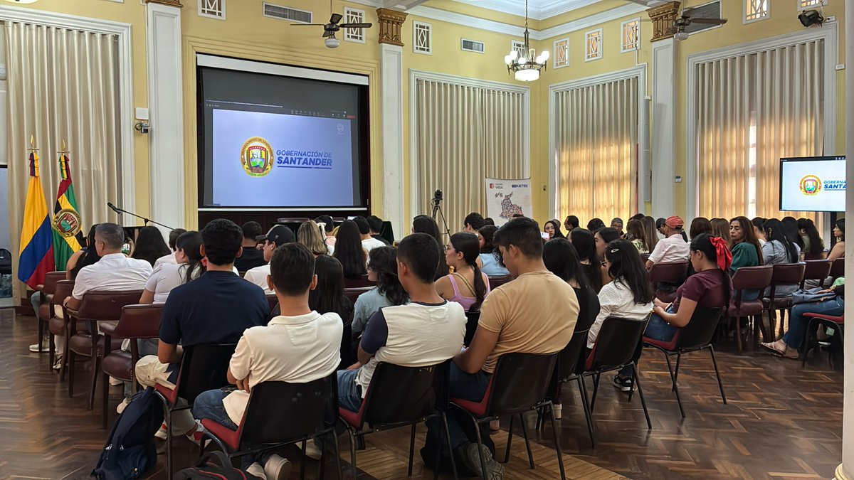 Acompañamos la entrega de beneficios del 'Fondo departamental de apoyo para la permanencia en la educación superior' de <a href="/GobdeSantander/">Gobernación de Santander</a>. En este espacio compartimos también con Juan Diego Pinzón Villalba, estudiante con el mejor resultado en la prueba Saber 11 en #Santander🧑‍🎓🥇