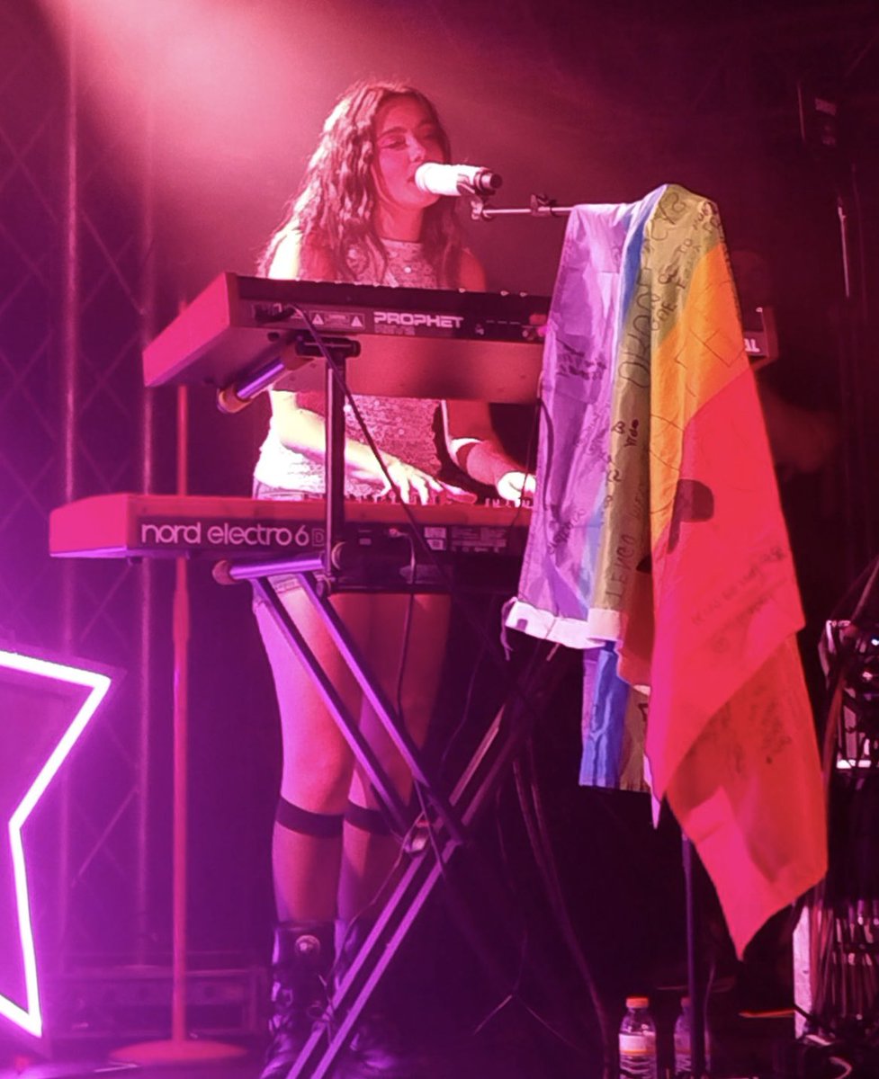 y siempre con la bandera 🤍