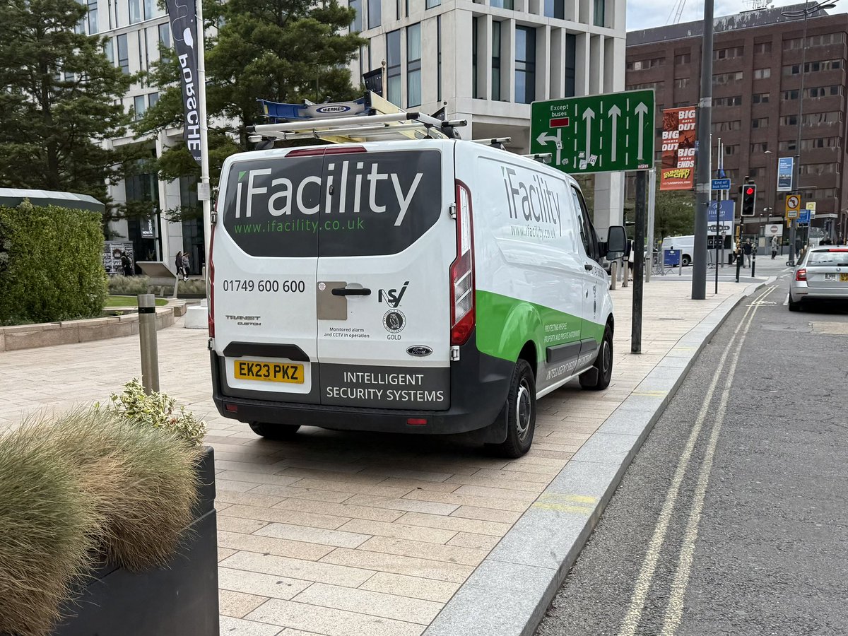 BadParkingLpool's tweet image. Need to adjust those planters to defend the peds along the Strand.