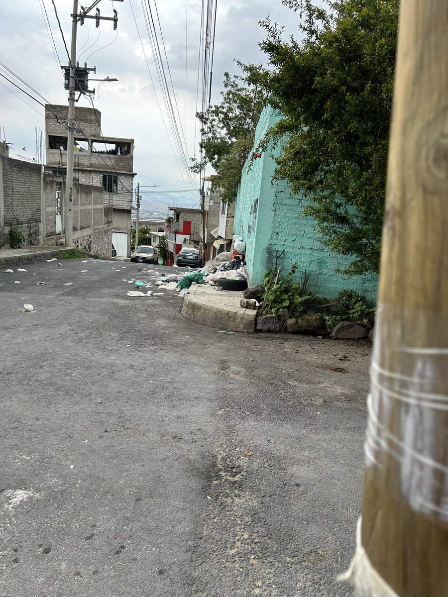 LMGH01369's tweet photo. Solicito de su ayuda para poder quitar este basurero
Un señor empezó a juntar basura en la calle
Ahora los vecinos solo pasan y tiran su basura
Esto a provocado que lleguen roedores, moscas y perros
@ALEIDAALAVEZ 
@ClaraBrugadaM @Alc_Iztapalapa @SEDEMA_CDMX @Claudiashein https://t.co/1jIZUikToA
