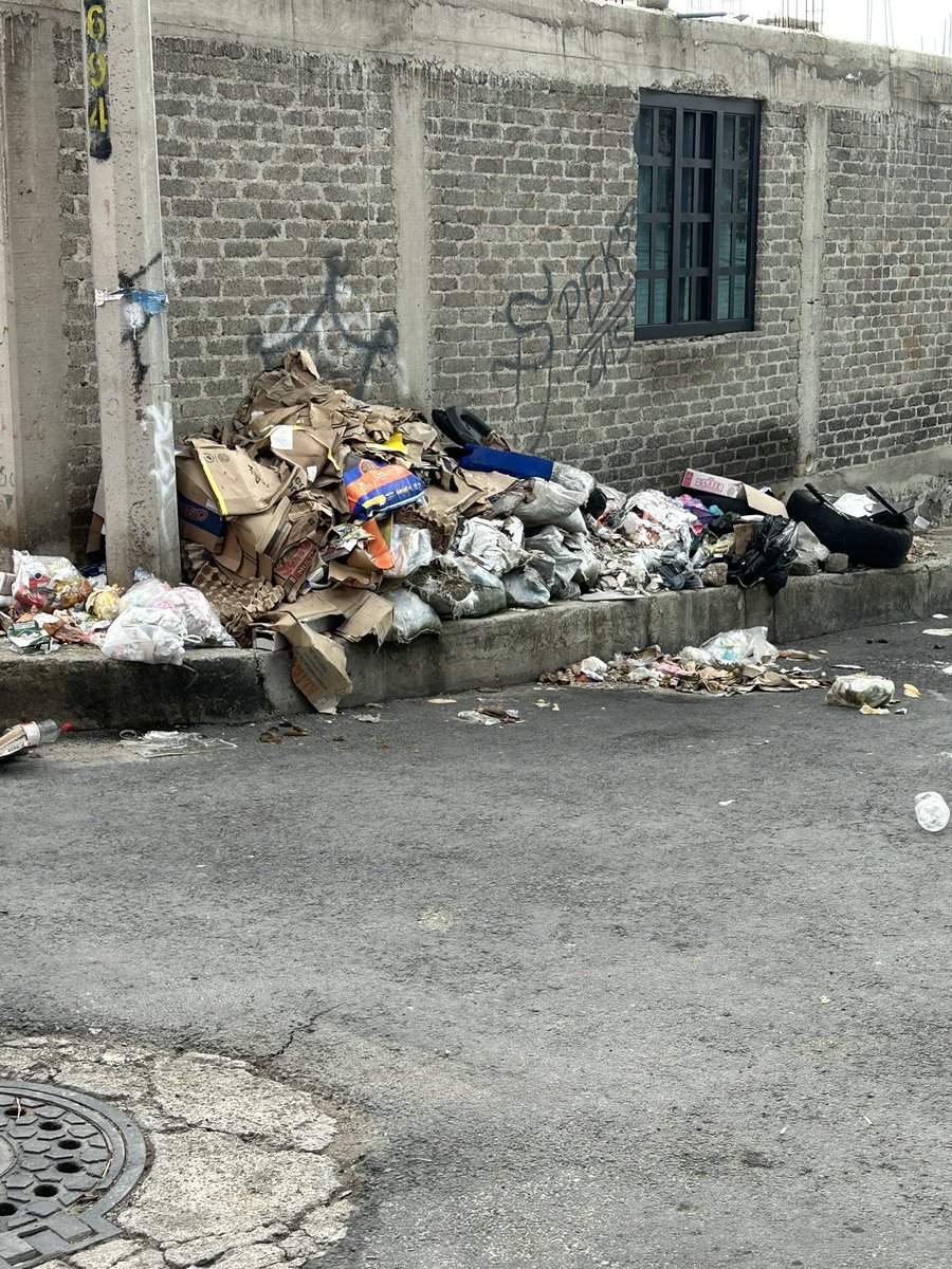 LMGH01369's tweet photo. Solicito de su ayuda para poder quitar este basurero
Un señor empezó a juntar basura en la calle
Ahora los vecinos solo pasan y tiran su basura
Esto a provocado que lleguen roedores, moscas y perros
@ALEIDAALAVEZ 
@ClaraBrugadaM @Alc_Iztapalapa @SEDEMA_CDMX @Claudiashein https://t.co/1jIZUikToA