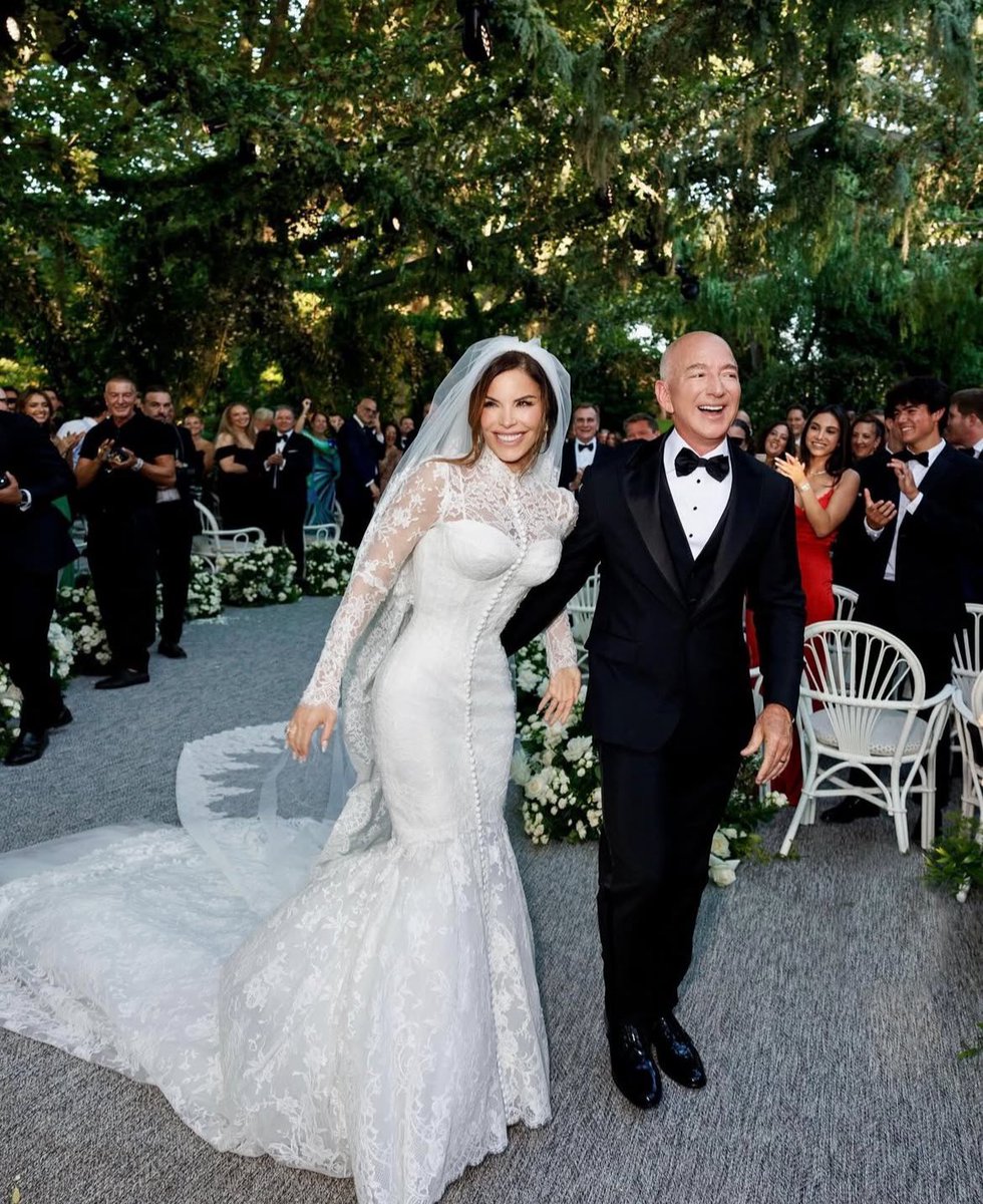 Jeff Bezos got married the same day one of his Washington Post journalist’s got exposed as a pedophile! 🤭

Fate loves irony. 💫
