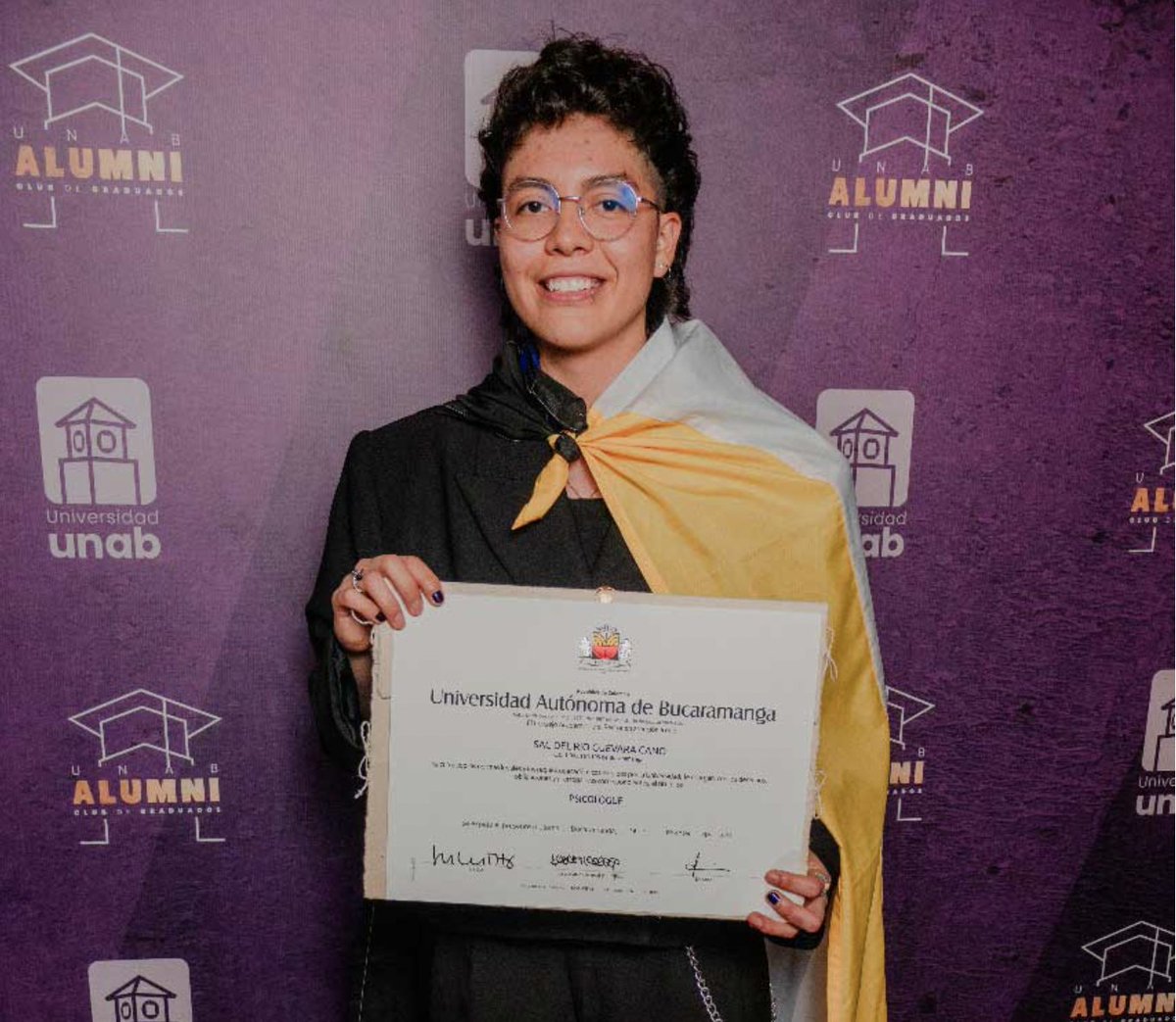 unab_online's tweet image. ¡Hacer historia también es un acto de orgullo 🧡🏳️‍🌈! 

Conoce la historia de Sac, la primera persona en recibir su título con identidad no binaria reconocida oficialmente por la #UNAB. Clic aquí👉: bit.ly/45G5msN

#OrgulloUNAB #LGBTIQ+ #Pride