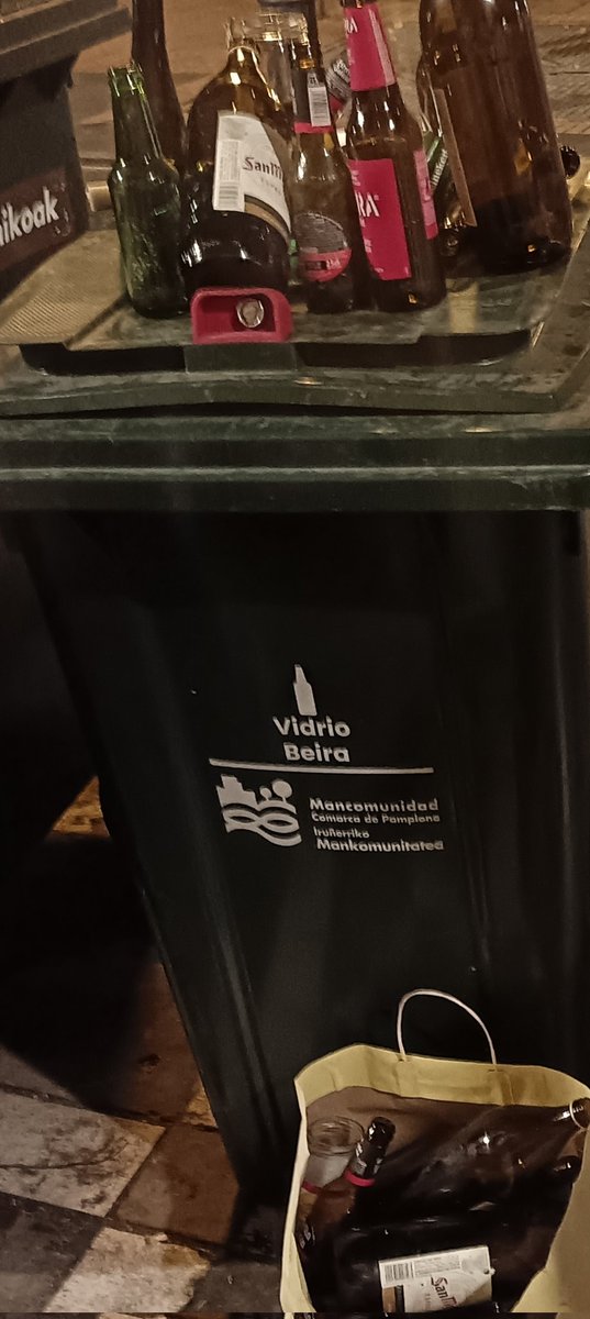 mtz_lizarro's tweet image. Maravillosos contenedores de vidrio que nos han puesto esta mancomunidad. Sabéis dónde van a acabar todas estas botellas??? En el suelo esparcidas y rotas por gente que tiene una neurona justa para no cagarse encima. Lo mismo que los que los pusieron.